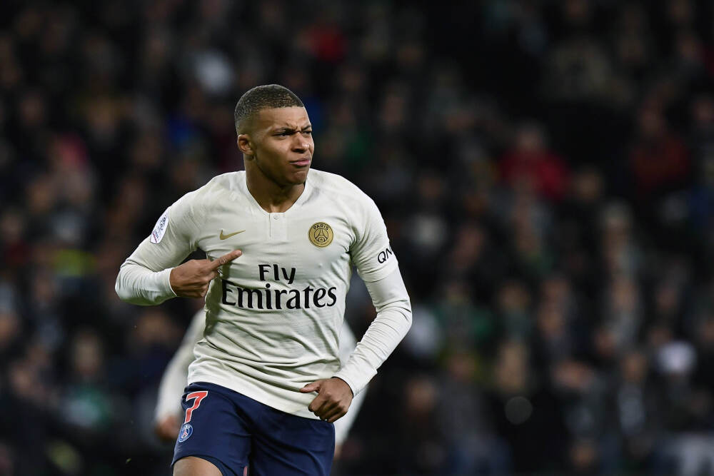 足总杯+社区盾双冠！格拉斯纳：9天4赛密集赛程，我无暇思考未来